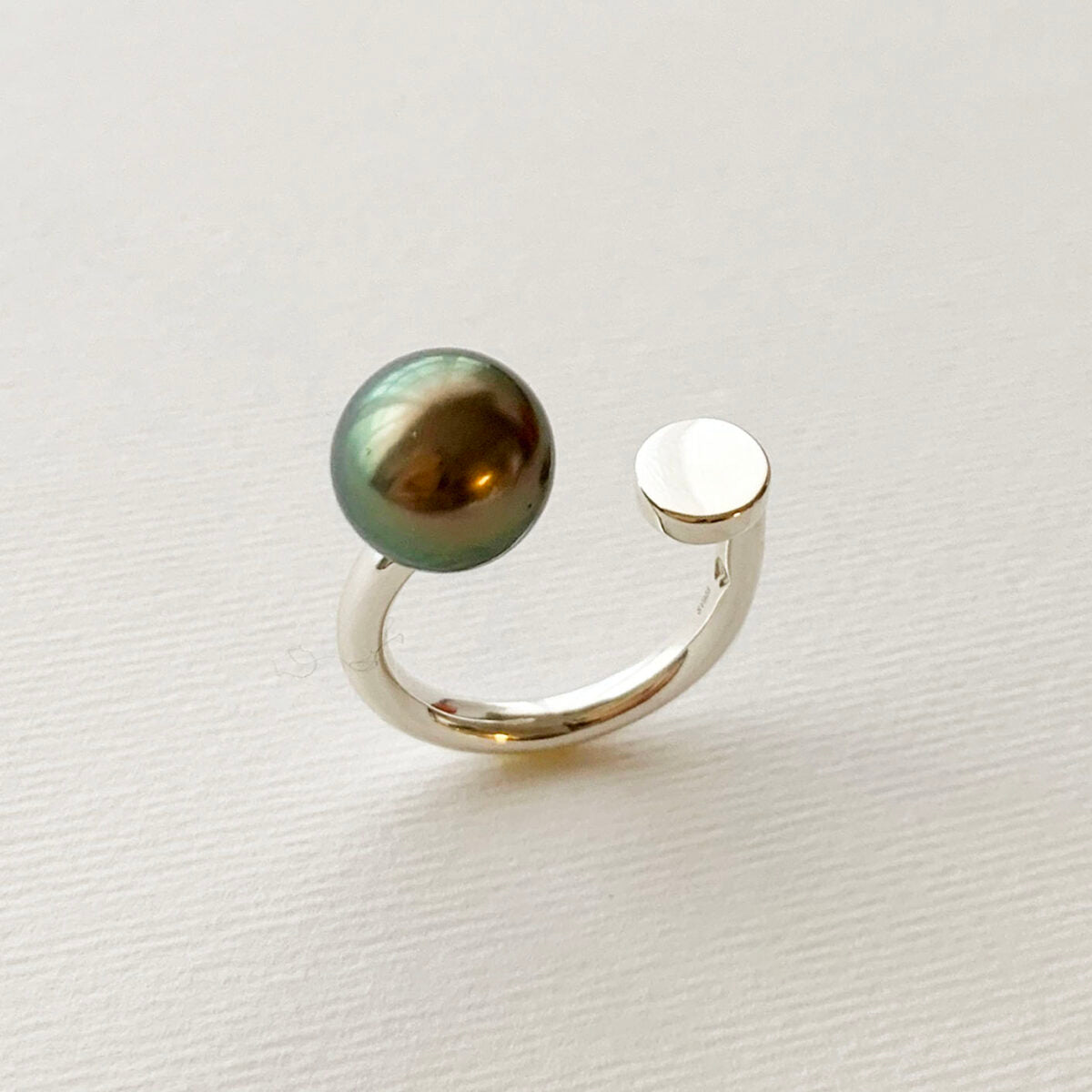 AMENBO RING : Black pearl